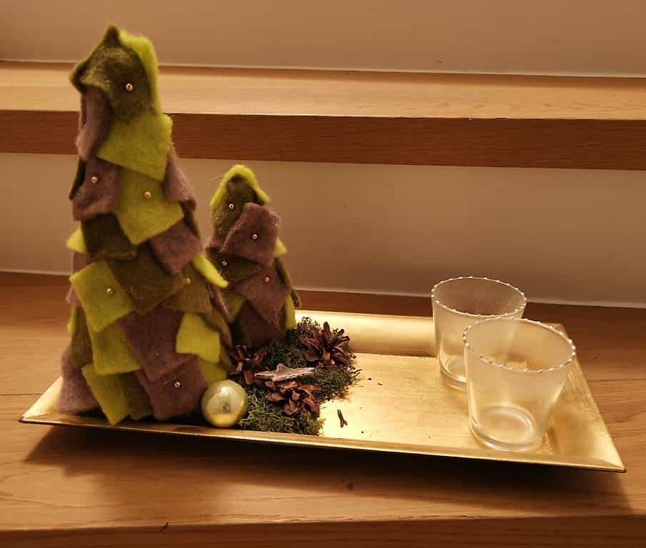Weihnachtsdeko mit zwei Tannen, Kugeln und 2 Windlichter