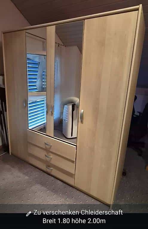 Kleiderschrank zu verschenken