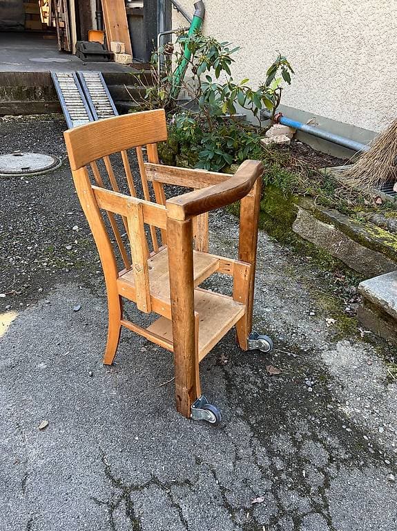 Selbstgebauter Lernturm mit Rollen