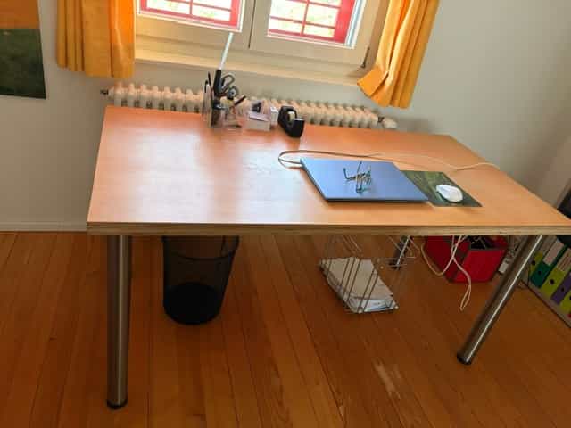 Schreibtisch mit Metallbeinen, Birke