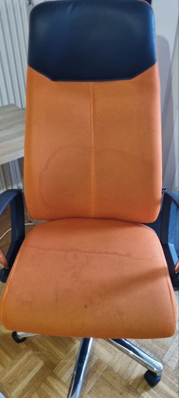 Chaise de bureau orange et bleu