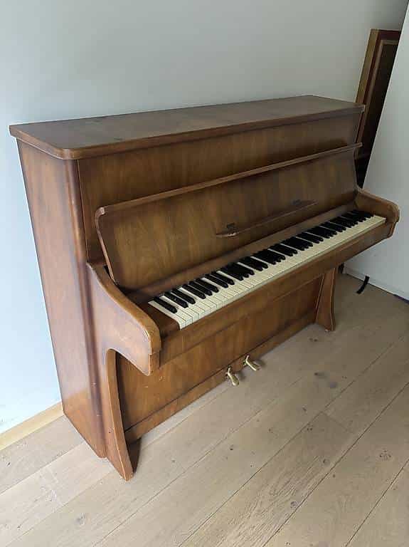 Klassisches Klavier in Holzoptik gebrauchter Zustand