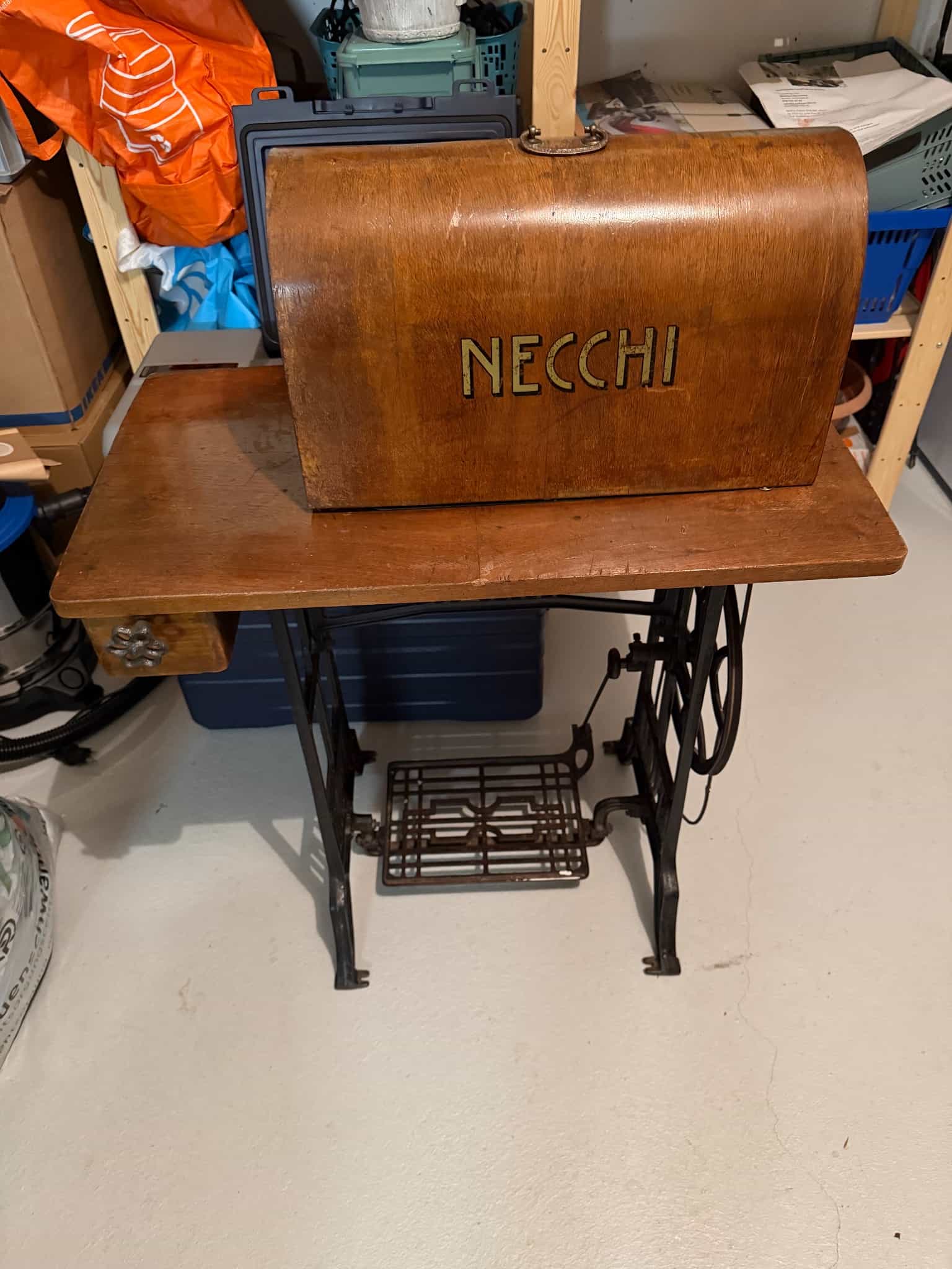 Alte Nähmaschine Necchi auf Tisch