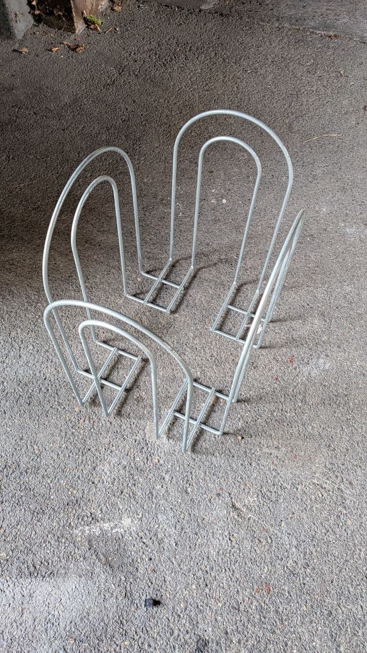 Zwei verzinkte Metall-Velohalter