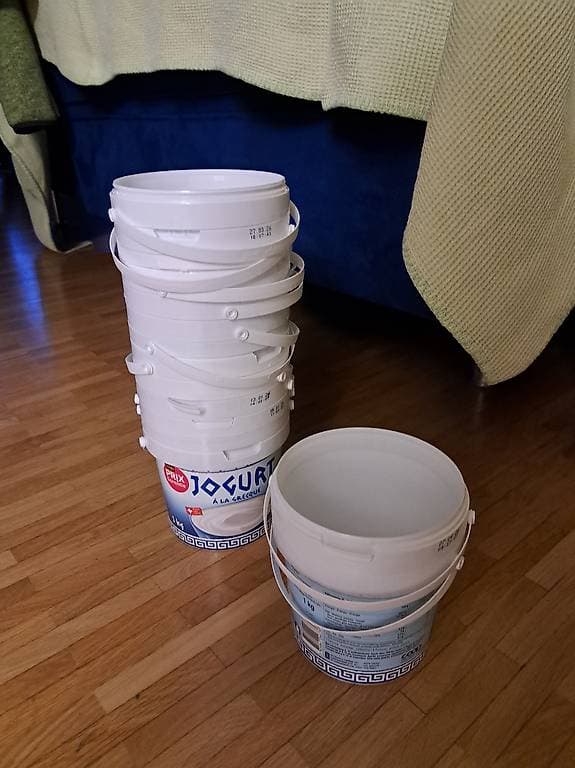 Leere Joghurteimer