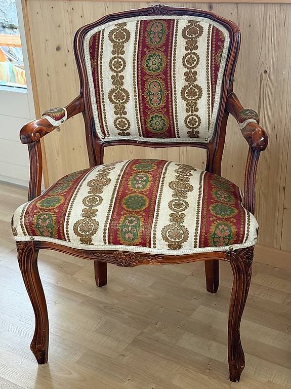 Eleganter Vintage-Armlehnstuhl im antiken Stil