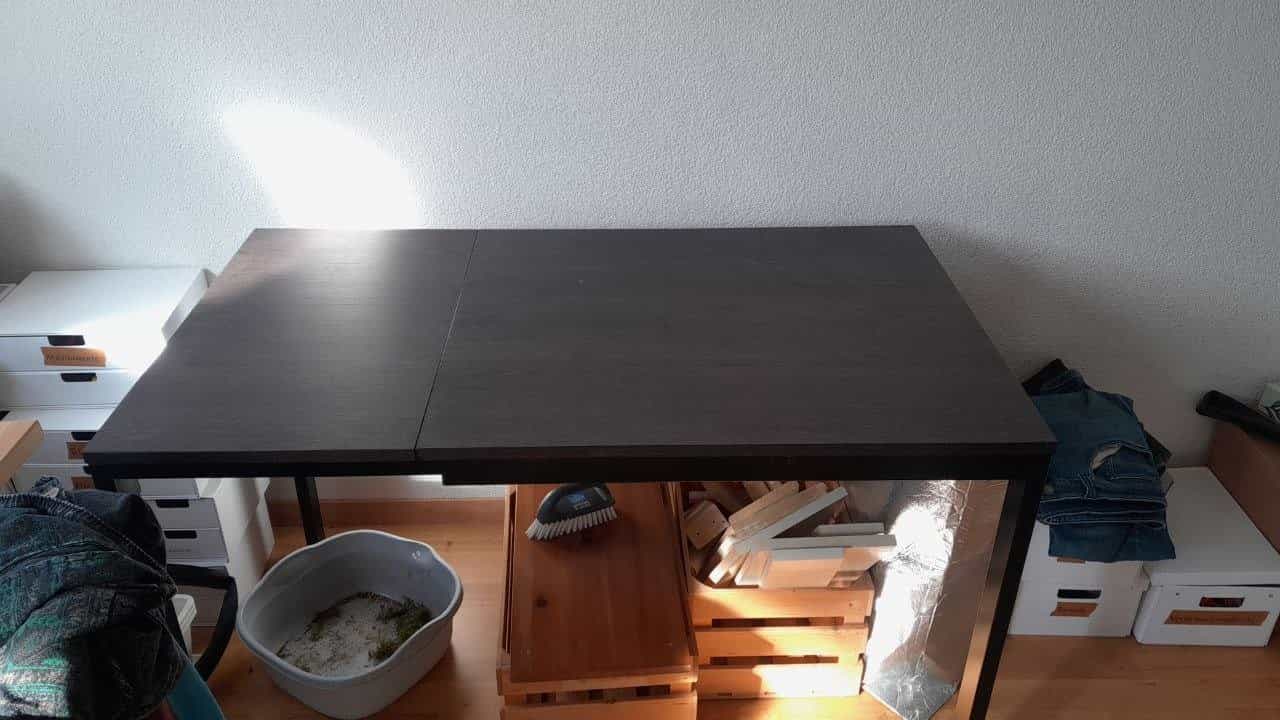 Schwarzer Schreibtisch