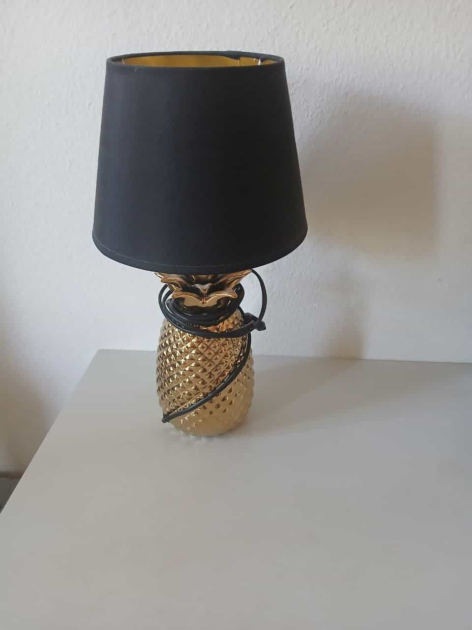 Lampe mit schwarzem Schirm
