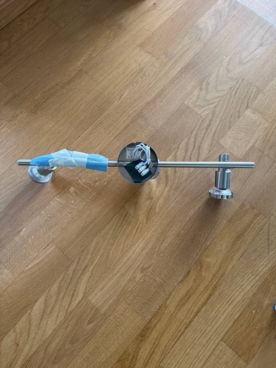 Bürostuhl und Deckenleuchte