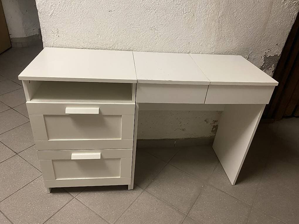 Praktischer Schminktisch / Schreibtisch mit Spiegel gratis