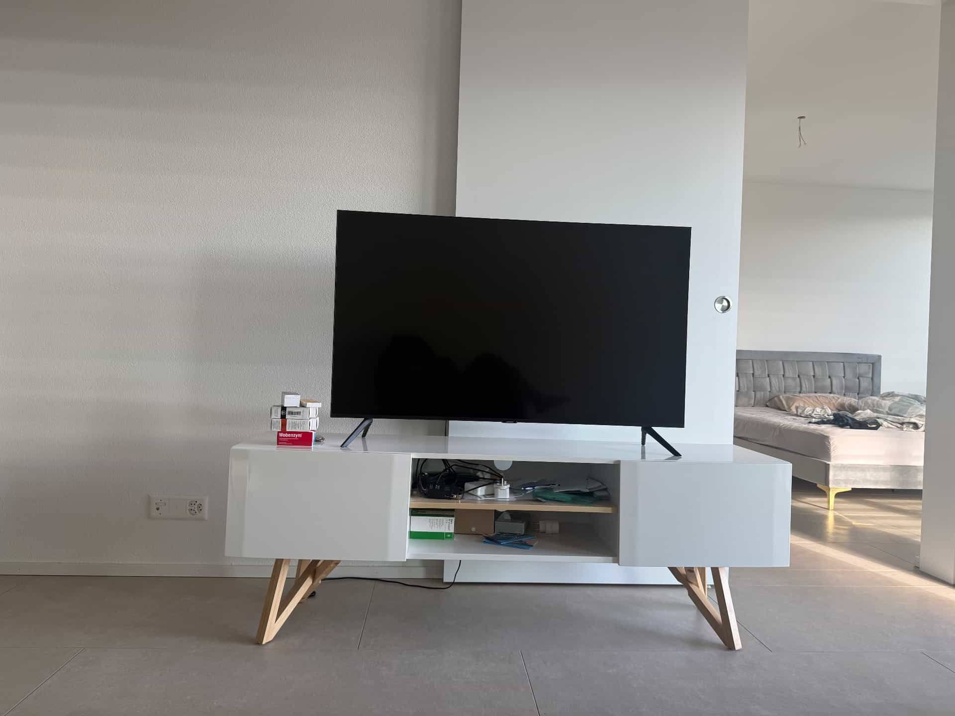 TV Stand white with wooden legs