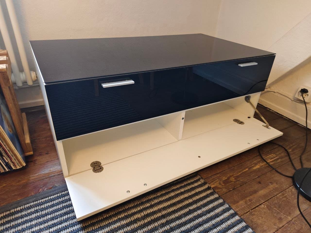TV-Schrank mit Stauraum (schwarz/weiss)