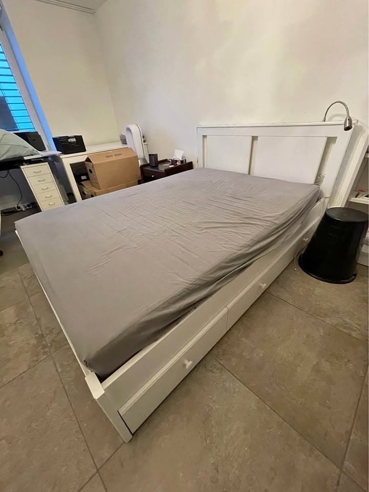 Bett mit oder ohne Matratze, aber ohne Lampe GRATIS