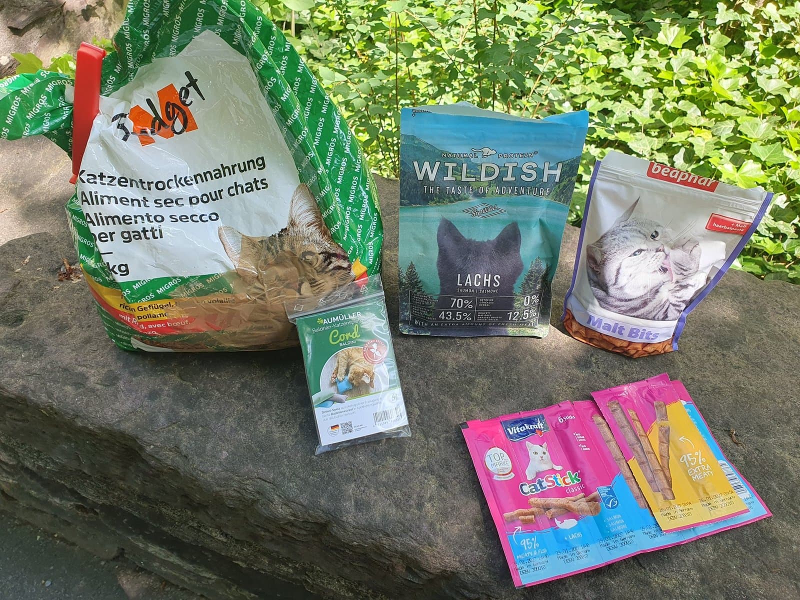 Katzenfutter, Snacks und Baldriankissen