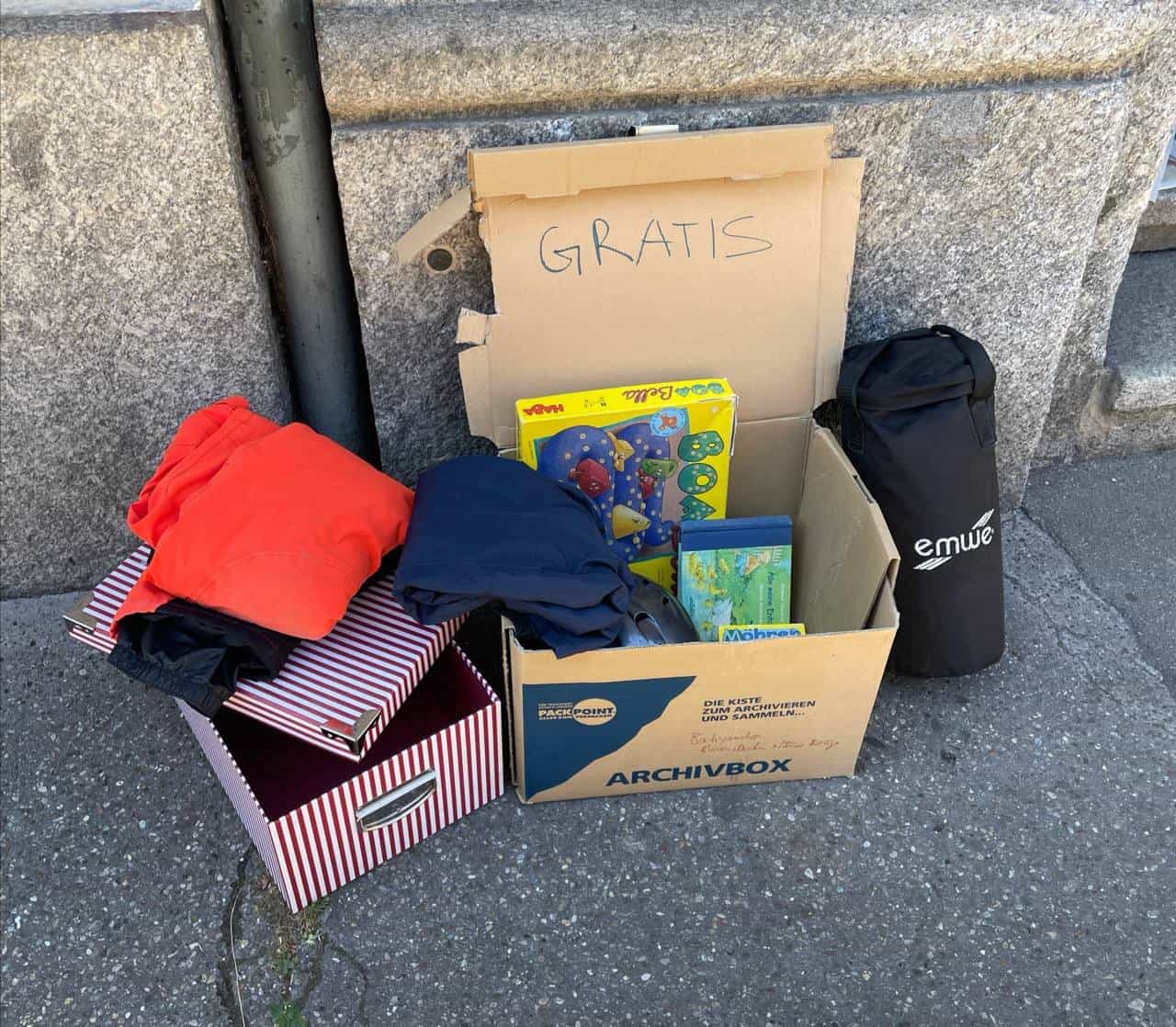 Kinderskihosen, Helm, Bücher und Spiele