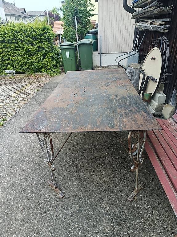 Metalltisch