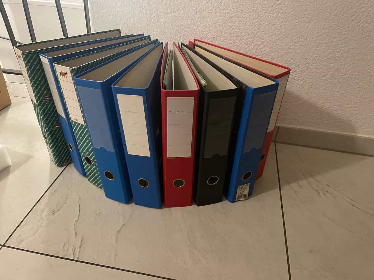 9 dicke Ordner zu verschenken