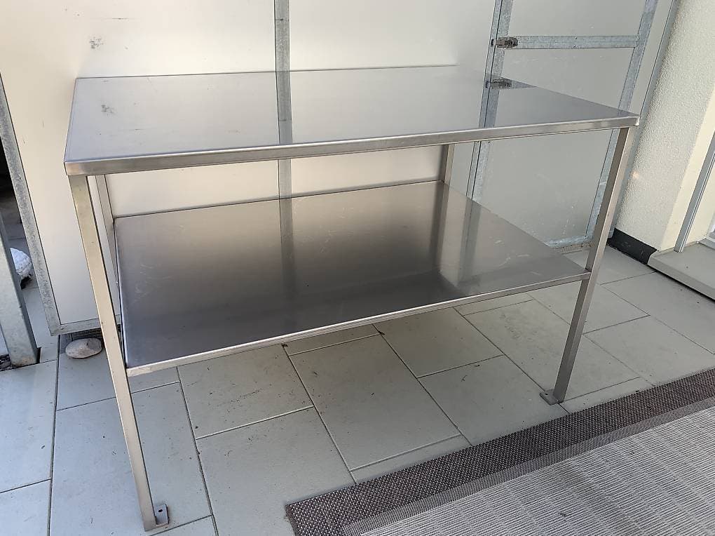 Metall-Tisch gratis abzugeben