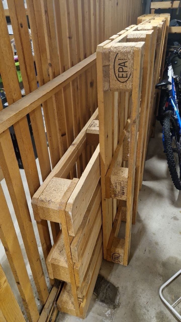 5 Paletten (1 IKEA, 4 Euro)