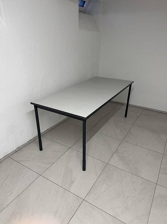 Gratis stabiler Tisch für Werkstatt oder Büro