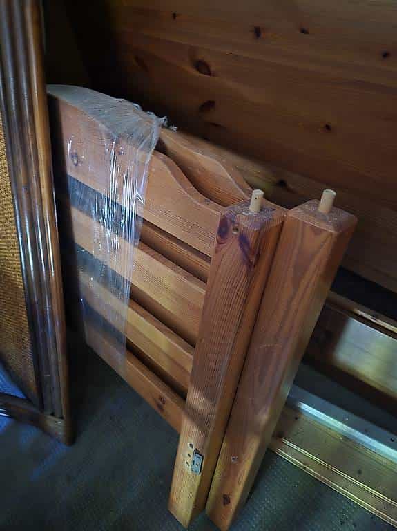 A donner lit d'enfant standard en bois