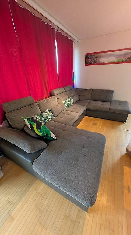 Grosses Sofa mit Bett Funktion Gratis