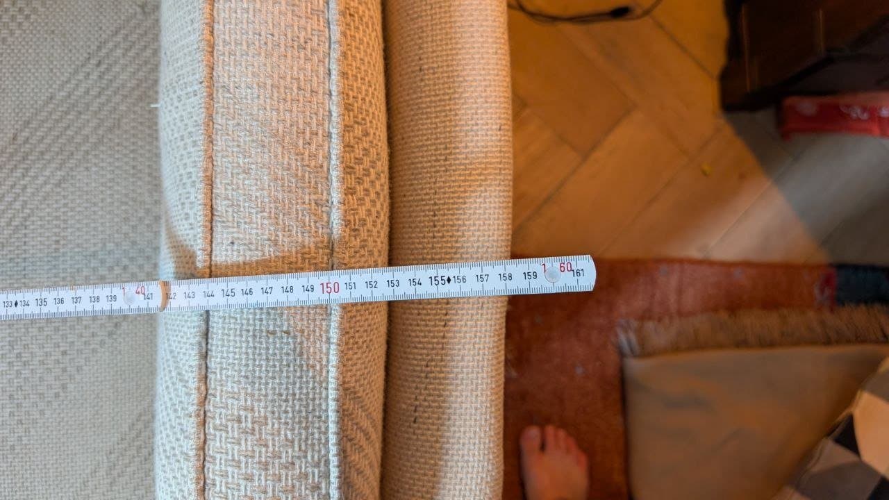 Sofa beige mit Holzarmlehnen