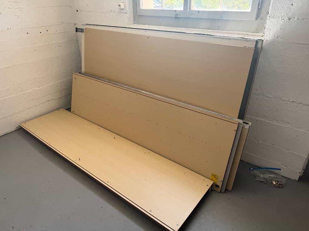 Grosser Schiebetürenschrank mit Glasfront