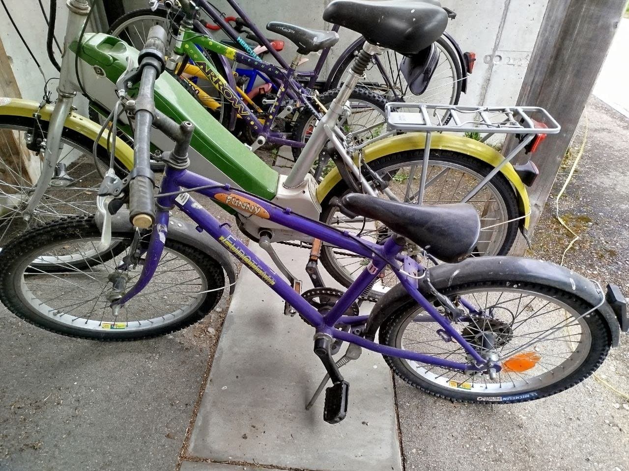 Kinderfahrräder und Roller zu verschenken