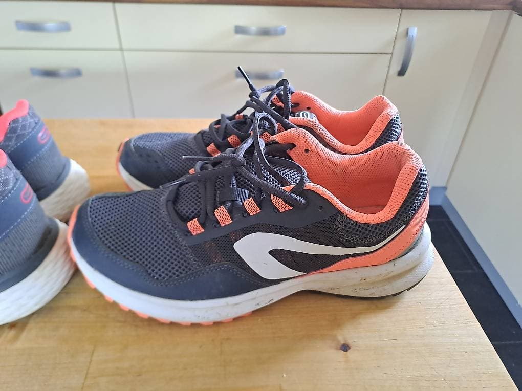 Baskets de running decathlon T 40 à donner