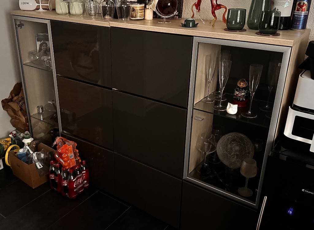 Modernes Sideboard / Vitrine mit Glasfächern und Beleuchtung
