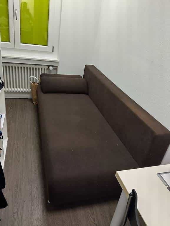 Braunes ausziebares Sofa