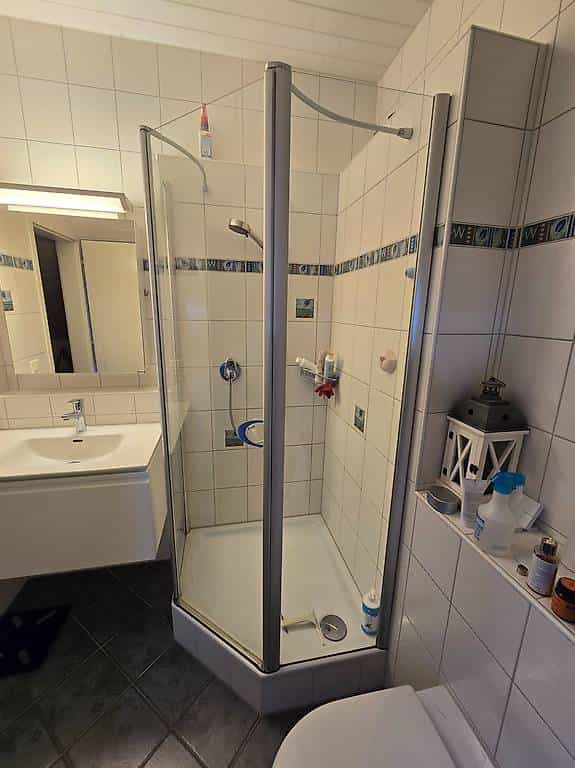 Dusche mit Trennwand