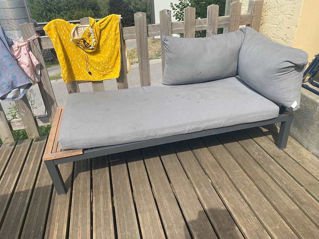 Structure métallique avec matelas et coussins