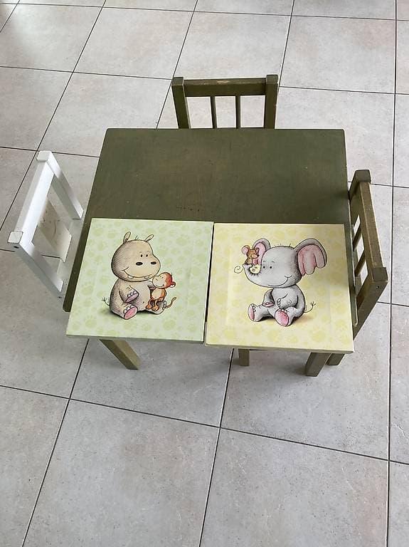 Petite table et chaises pour enfants. 2 tablesux