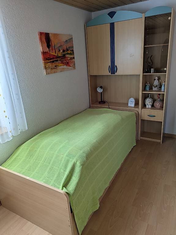 Bett mit passendem Schrank