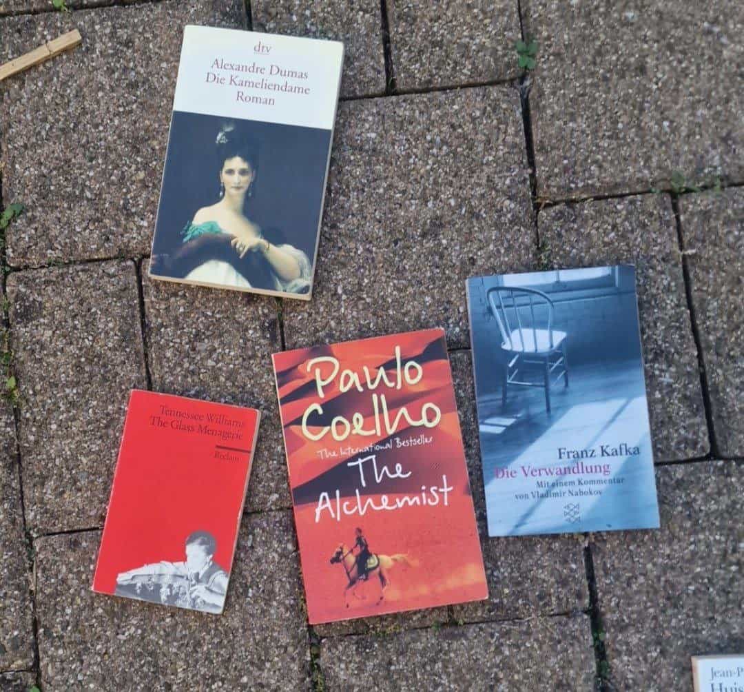 Bücher verschiedener Sprachen zu verschenken