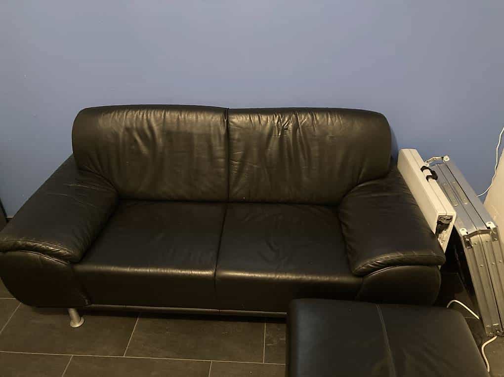 2 Ledersofas und ein Hocker