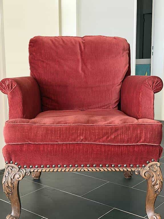 ZWEI stilvolle bordeauxrote Vintage-Sessel