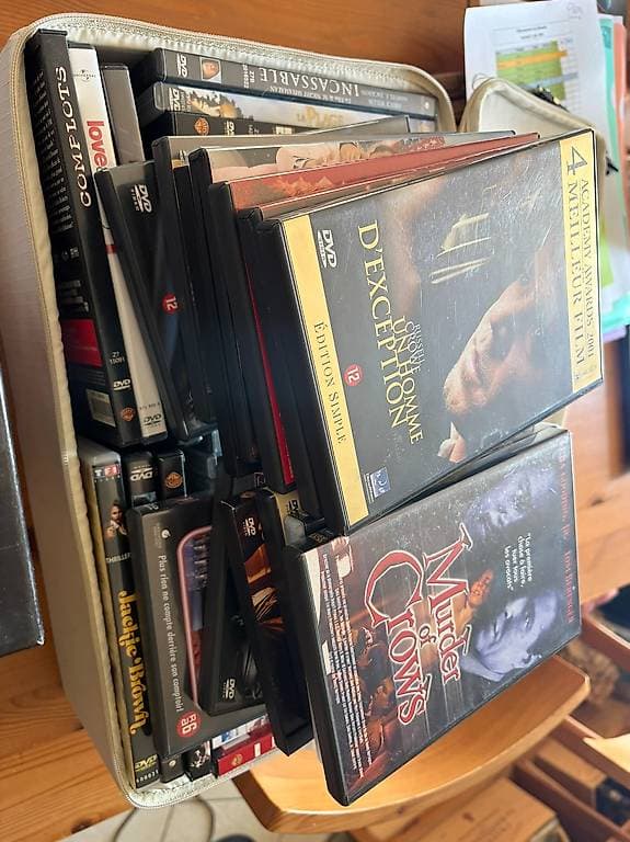Lot complet de DVD à donner gratuitement