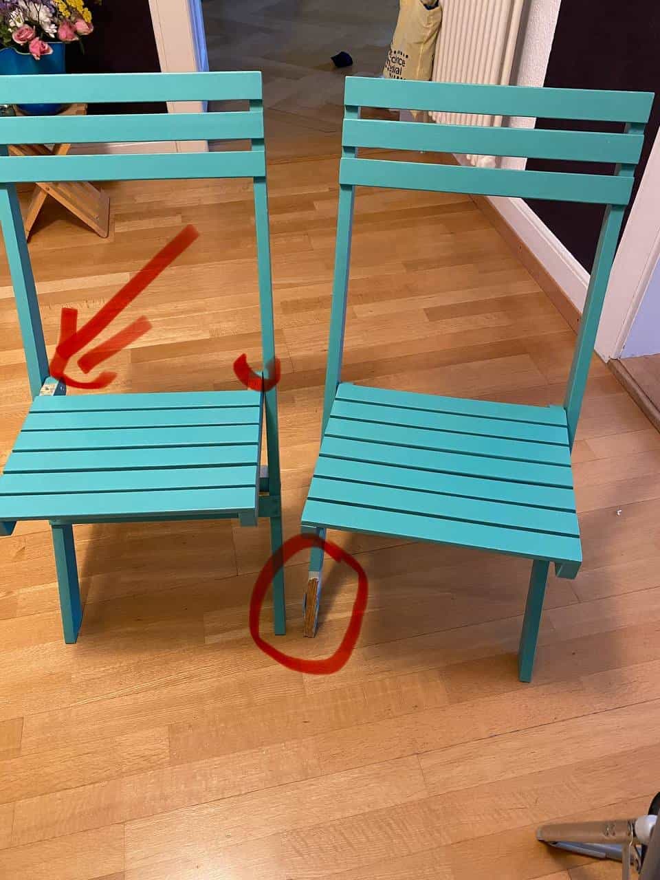 Vier Klappstühle zu verschenken
