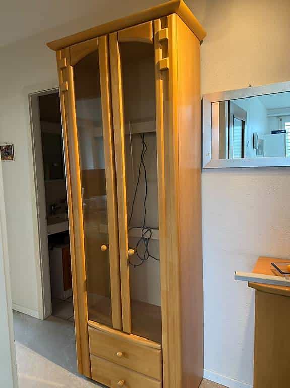 Gratis Esstisch mit 4 Stühlen sowie Vitrine