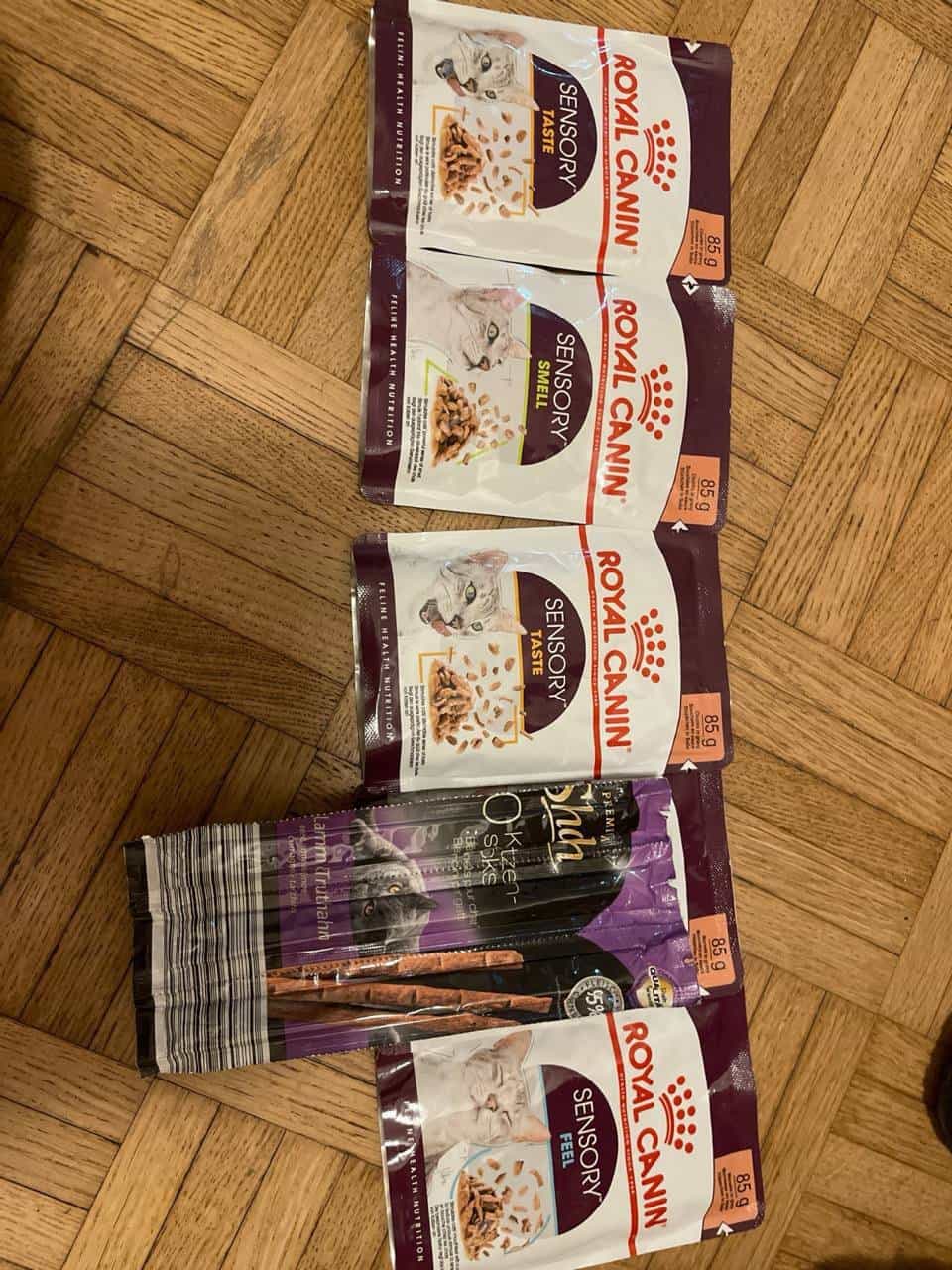 Katzenfutter (5 Packungen + 3 Sticks)
