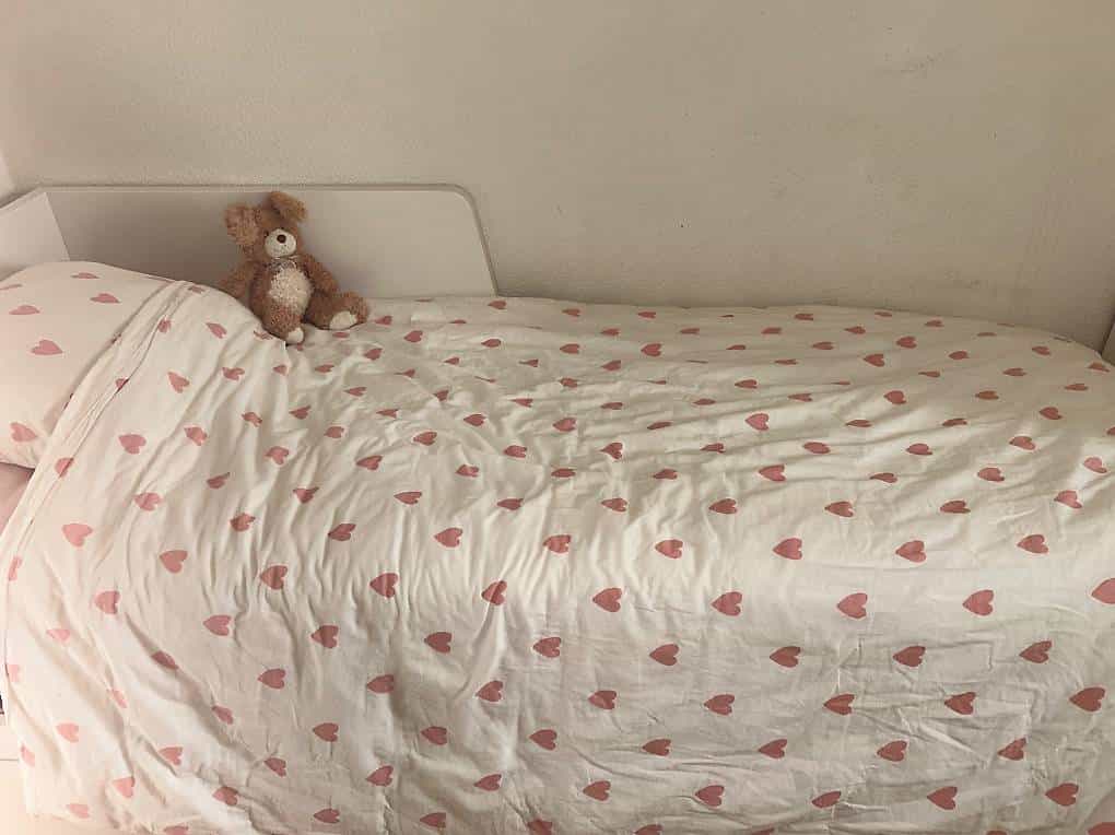 Großes Bett mit Bettgestell