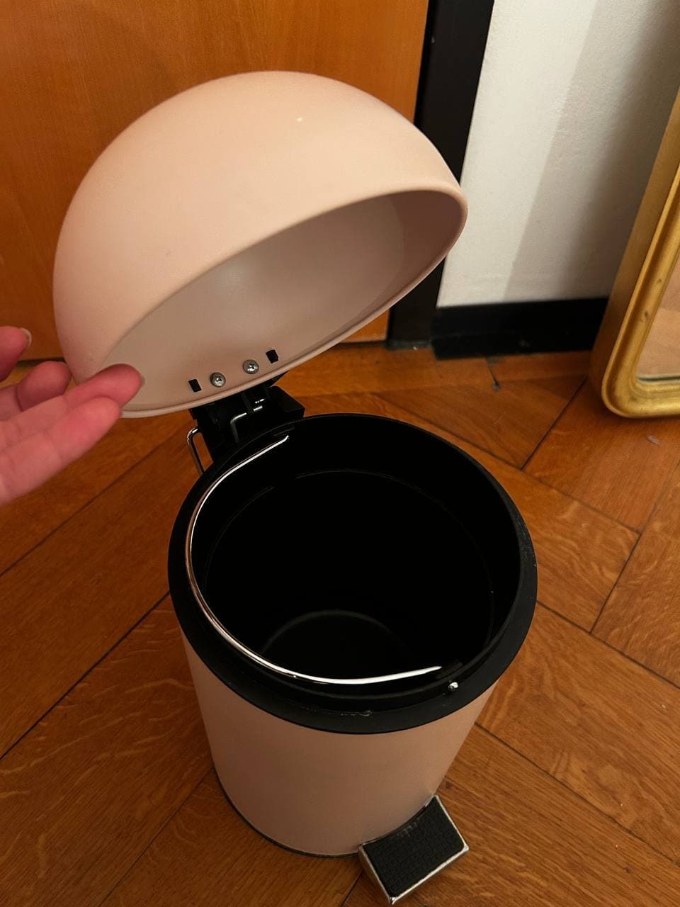 Rosafarbener Treteimer