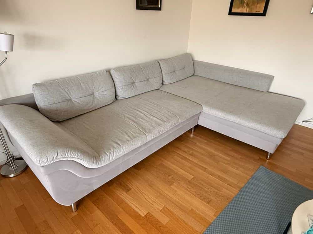 Ecksofa, grauer Stoff mit weißem Untergestell – oder zwei separate Teile