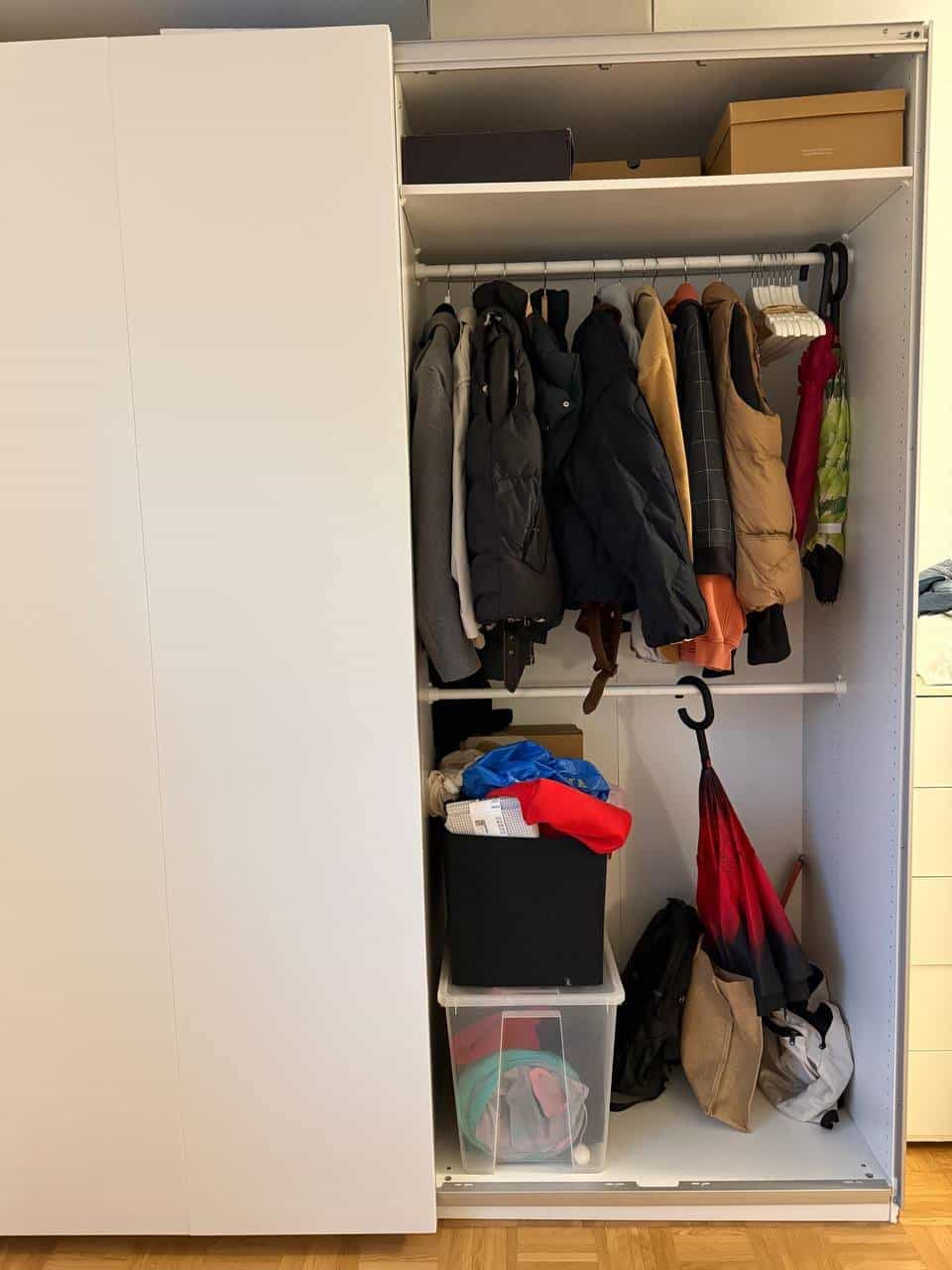 Kleiderschrank mit Garderobe