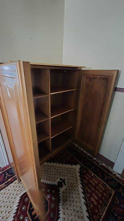 Schrank mit Tablaren