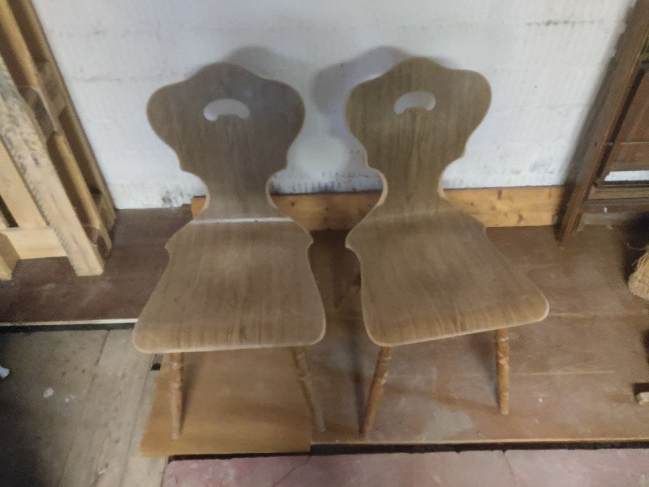 Zwei Holzstühle