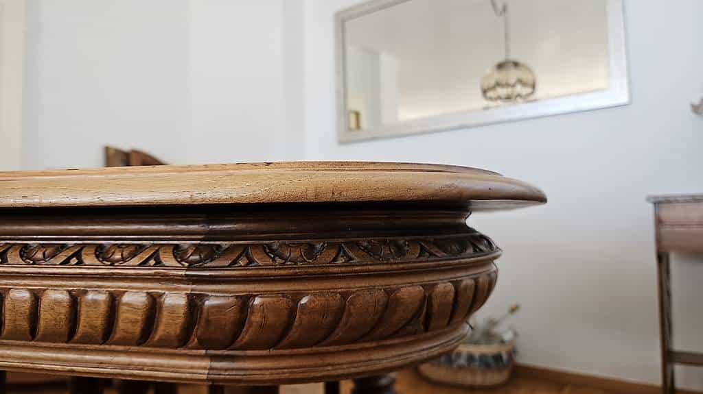 Belle table carrée en noyer